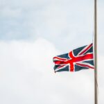 Die britische Flagge hängt an einem Mast und weht im Wind.