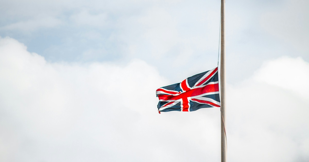 Die britische Flagge hängt an einem Mast und weht im Wind.